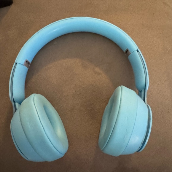 Beats Solo pro light blue